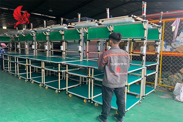 Khu vực sản xuất đạt chuẩn 5S với bàn thao tác hiện đại và bố trí dụng cụ gọn gàng, an toàn..